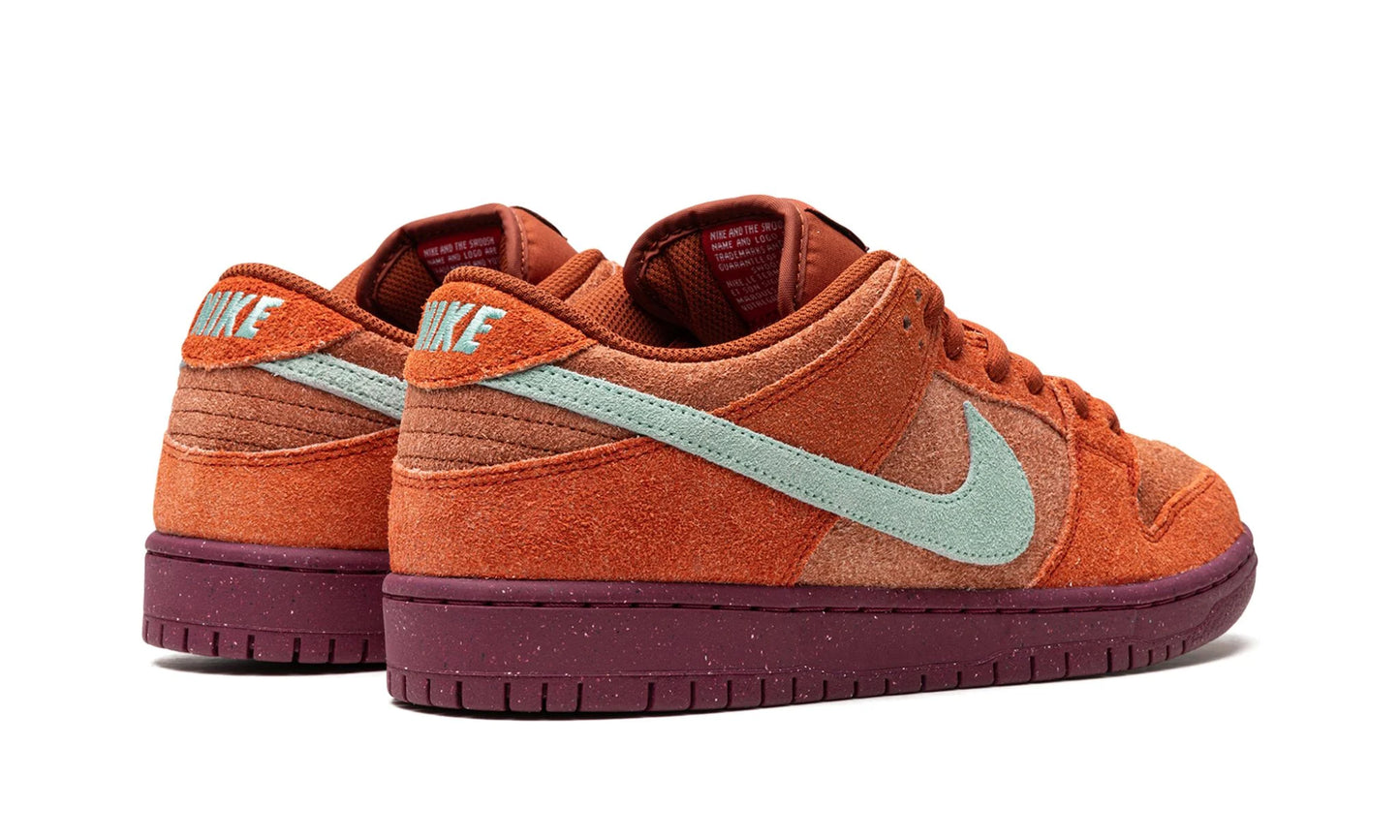 Nike SB Dunk Low Mystic Red