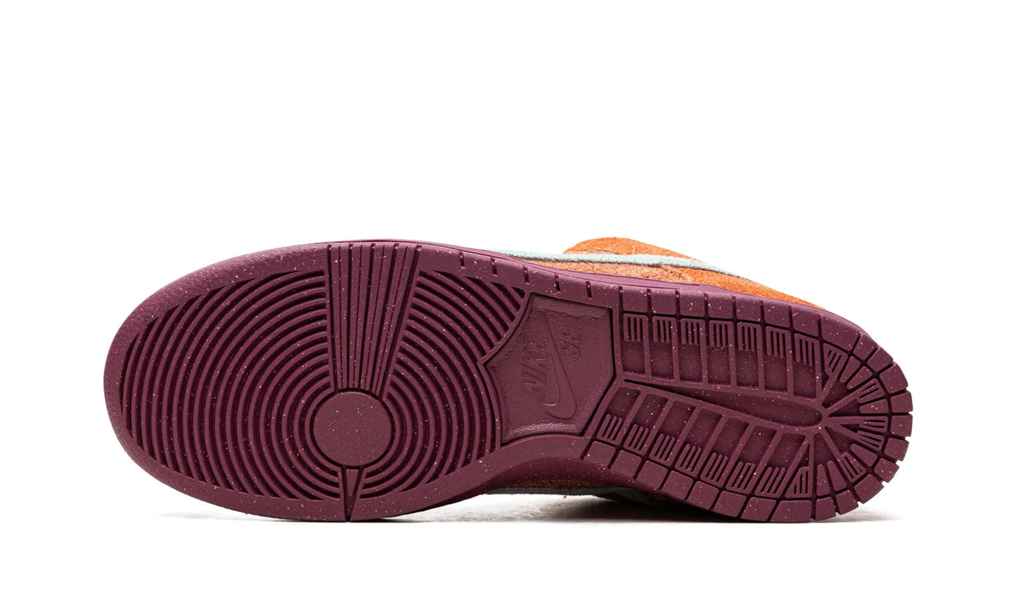 Nike SB Dunk Low Mystic Red