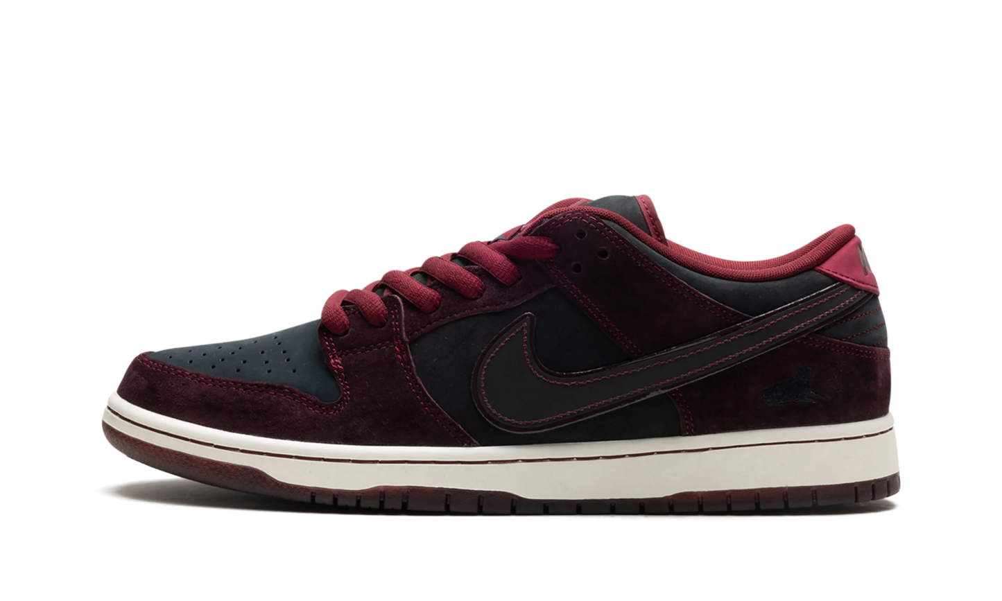 Nike SB Dunk Low Riot Skateshop (Special Box)
