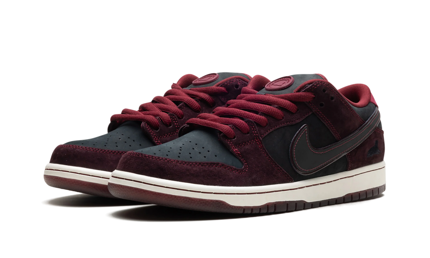 Nike SB Dunk Low Riot Skateshop (Special Box)