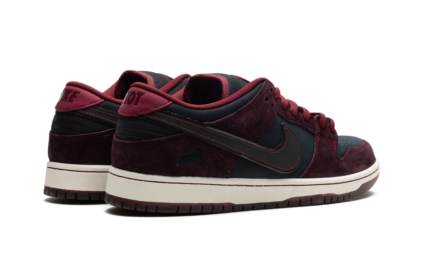 Nike SB Dunk Low Riot Skateshop (Special Box)