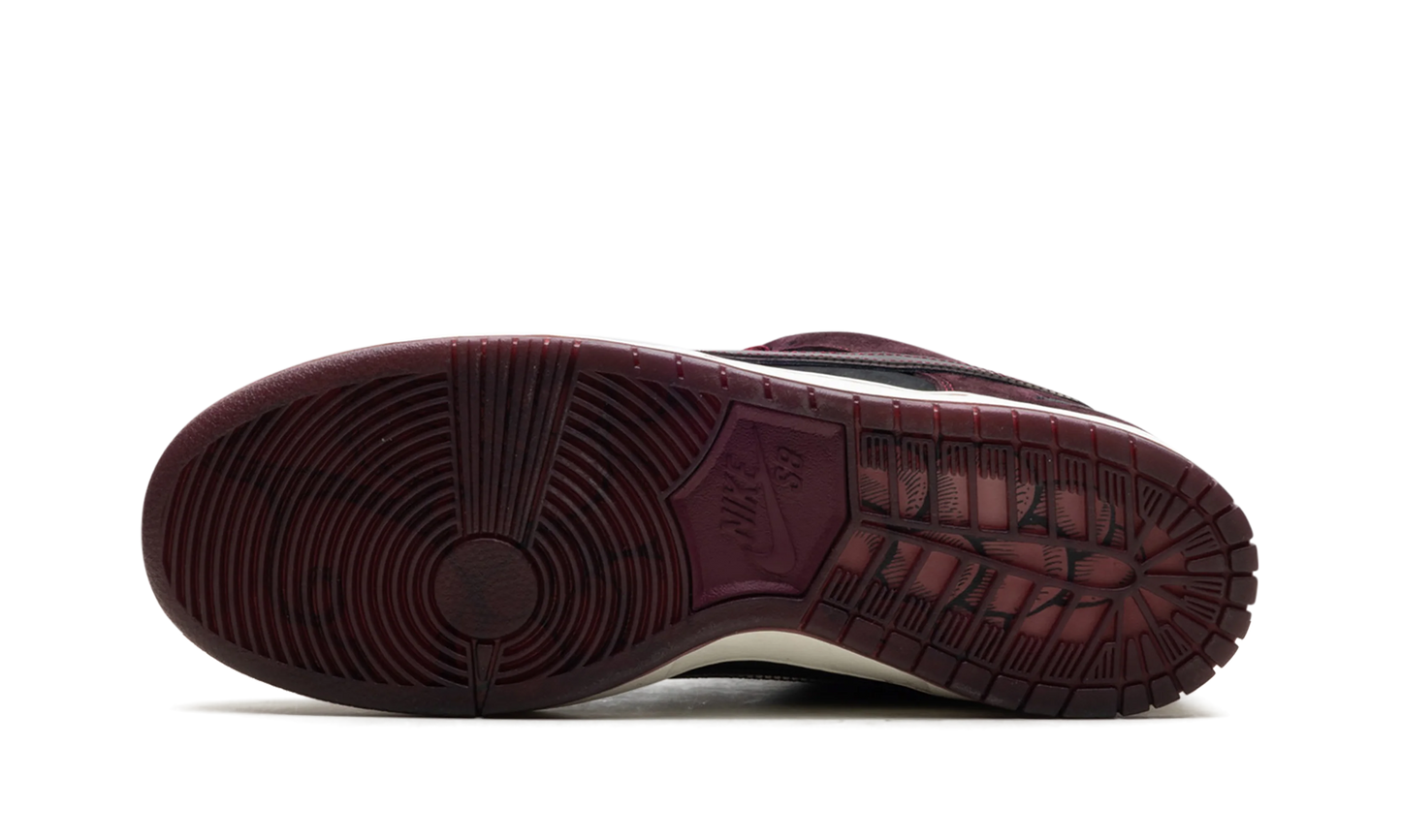 Nike SB Dunk Low Riot Skateshop (Special Box)